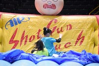 「超！ビーチフラッグ対決」で勝負する菅田愛貴と辻野かなみ。