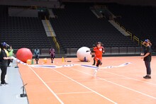 「超！障害物競争」でゴールする坂井仁香。