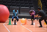 「超！障害物競争」で風船に空気を入れる辻野かなみと杏ジュリア。