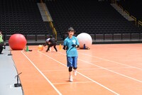 「超！障害物競争」でゴールする辻野かなみ。