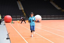 「超！障害物競争」でゴールする辻野かなみ。