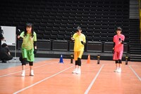 「超！障害物競争」に挑む吉川ひより、菅田愛貴、小泉遥香。