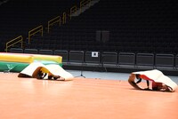 「超！障害物競争」に挑む吉川ひより、菅田愛貴、小泉遥香。