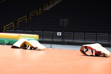 「超！障害物競争」に挑む吉川ひより、菅田愛貴、小泉遥香。