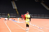 「超！障害物競争」でゴールする菅田愛貴。