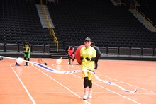 「超！障害物競争」でゴールする菅田愛貴。