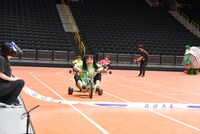 三輪車で爆走する吉川ひより。