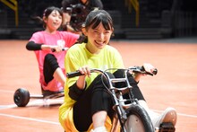 三輪車を漕ぐ菅田愛貴。