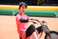 三輪車を漕ぐ小泉遥香。