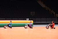 三輪車に乗る杏ジュリア、辻野かなみ、坂井仁香。