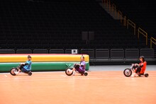 三輪車に乗る杏ジュリア、辻野かなみ、坂井仁香。