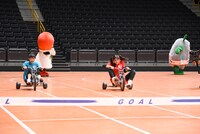 「超！ときめき▽三輪車レース」でデットヒートを繰り広げる辻野かなみと坂井仁香。