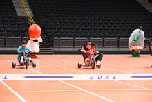 「超！ときめき▽三輪車レース」でデットヒートを繰り広げる辻野かなみと坂井仁香。