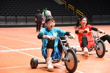 「超！ときめき▽三輪車レース」でゴールする辻野かなみと坂井仁香。