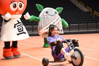 パブりん、たまーりんに応援されながら三輪車を漕ぐ杏ジュリア。