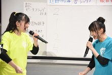 ジャンケンで勝敗を決める菅田愛貴と辻野かなみ。