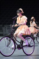 自転車に乗って「初恋サイクリング」を歌う菅田愛貴。
