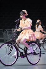自転車に乗って「初恋サイクリング」を歌う菅田愛貴。
