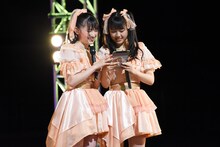 宣伝部員のコメントを読む菅田愛貴と吉川ひより。