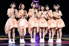 「遠くであがる花火 二人ならんで見てた」を披露する超ときめき▽宣伝部。