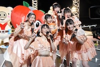 カメラにアピールする超ときめき▽宣伝部。