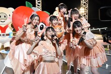 カメラにアピールする超ときめき▽宣伝部。