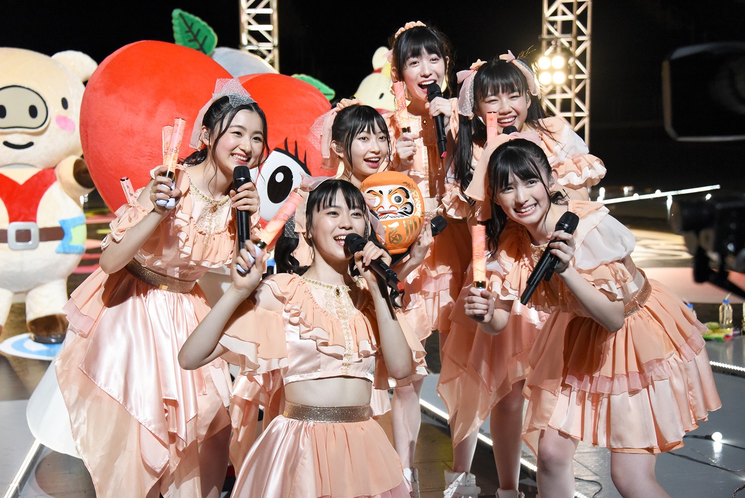 カメラにアピールする超ときめき▽宣伝部。