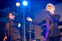 左からTAKA、綾介。（撮影：牛島康介）