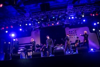 CUBERS「夏の“踊らないワンマン2020”～豪華なフルバンド編成！生演奏でお届けします～」の様子。（撮影：牛島康介）