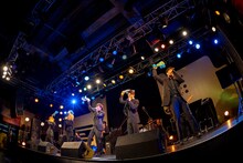 CUBERS「夏の“踊らないワンマン2020”～豪華なフルバンド編成！生演奏でお届けします～」の様子。（撮影：牛島康介）