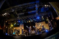 CUBERS「夏の“踊らないワンマン2020”～豪華なフルバンド編成！生演奏でお届けします～」の様子。（撮影：牛島康介）