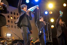 CUBERS「夏の“踊らないワンマン2020”～豪華なフルバンド編成！生演奏でお届けします～」の様子。（撮影：牛島康介）