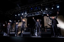 CUBERS「夏の“踊らないワンマン2020”～豪華なフルバンド編成！生演奏でお届けします～」の様子。（撮影：牛島康介）