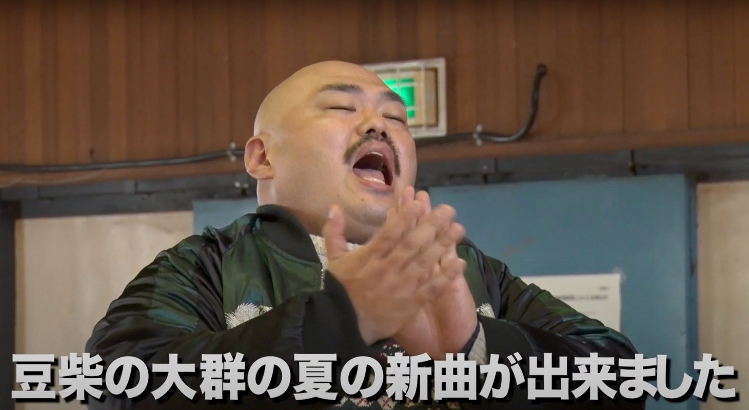 YouTubeで公開された「【豆柴の大群】アイドルが禁断の野球拳でクロちゃんと対決！」より。