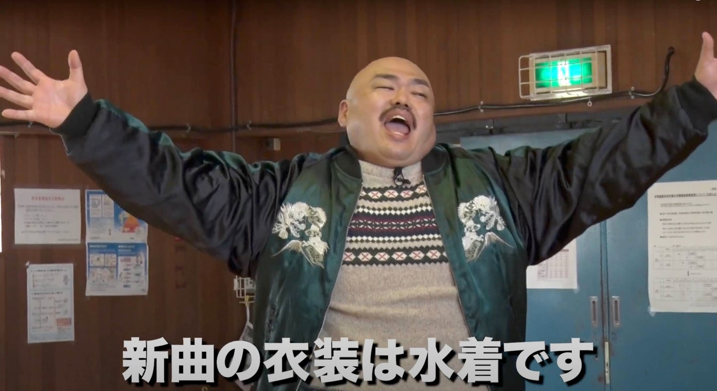 YouTubeで公開された「【豆柴の大群】アイドルが禁断の野球拳でクロちゃんと対決！」より。