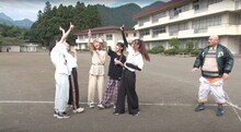 YouTubeで公開された「【豆柴の大群】アイドルが禁断の野球拳でクロちゃんと対決！」より。
