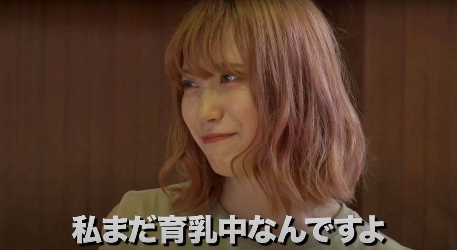 YouTubeで公開された「【豆柴の大群】アイドルが禁断の野球拳でクロちゃんと対決！」より。