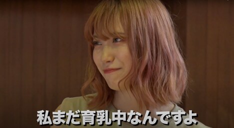 YouTubeで公開された「【豆柴の大群】アイドルが禁断の野球拳でクロちゃんと対決！」より。