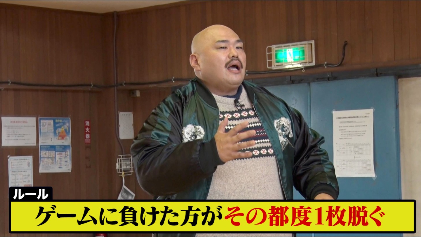 YouTubeで公開された「【豆柴の大群】アイドルが禁断の野球拳でクロちゃんと対決！」より。