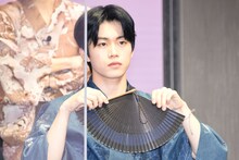 扇子で遊ぶ木全翔也。