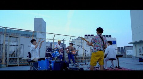 「ルーフトップコンサート＆インタビュー」より。