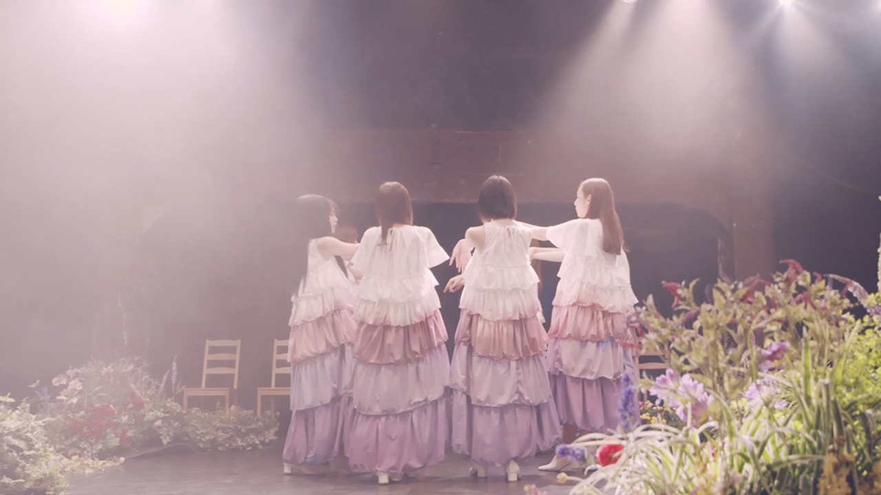 乃木坂46「ゆっくりと咲く花」ミュージックビデオのワンシーン。