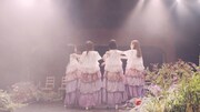 乃木坂46「ゆっくりと咲く花」ミュージックビデオのワンシーン。