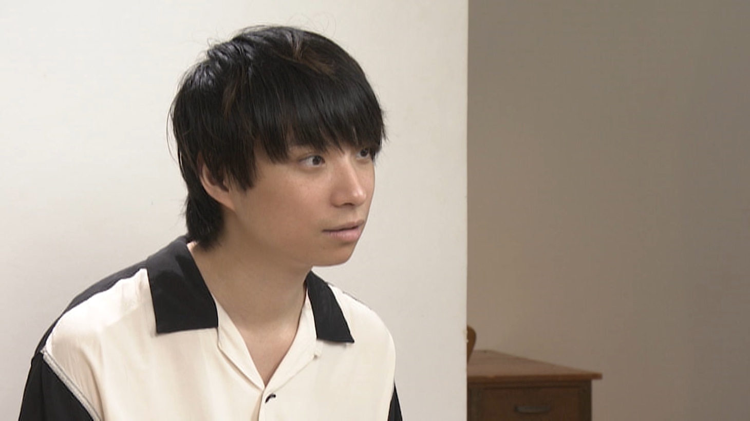 NHK Eテレ「『トライアングル』特別編 コロナの中でナニ考えた？～尾崎世界観と26人の高校生」より尾崎世界観（クリープハイプ）。