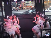 “超ときめきバスに乗る超ときめき▽宣伝部。（写真提供：エイベックス）