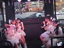 “超ときめきバスに乗る超ときめき▽宣伝部。（写真提供：エイベックス）