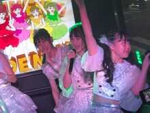 “超ときめきバスに乗る超ときめき▽宣伝部。（写真提供：エイベックス）