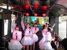 “超ときめきバス”の中でライブを行う超ときめき▽宣伝部。（写真提供：エイベックス）