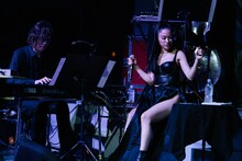 左から丈青（Piano）、Awich。