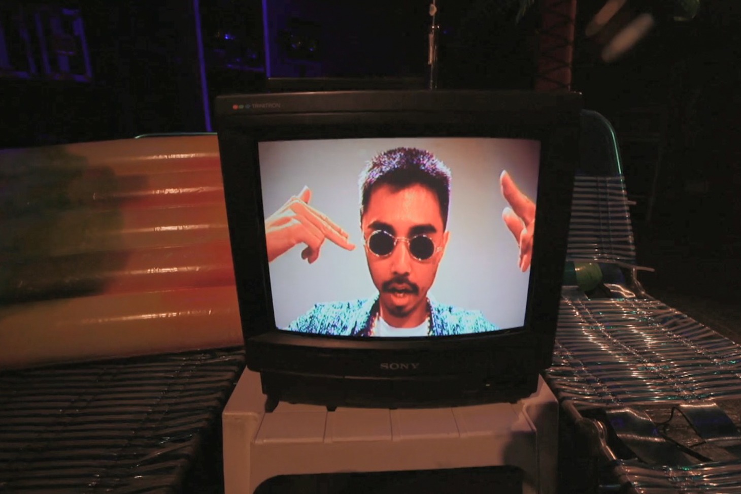 テレビに映し出された鎮座DOPENESS。